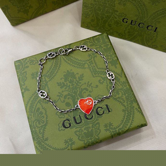 G*u*i bracelets